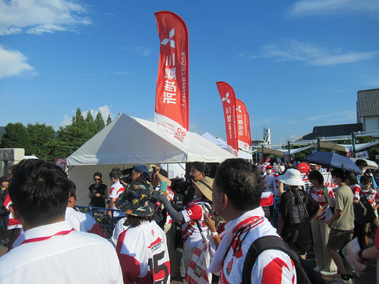 代表選手へのエールを集める「ONE TEAM大作戦」のブースには、多くの人がつめかけた（撮影・益田一弘）