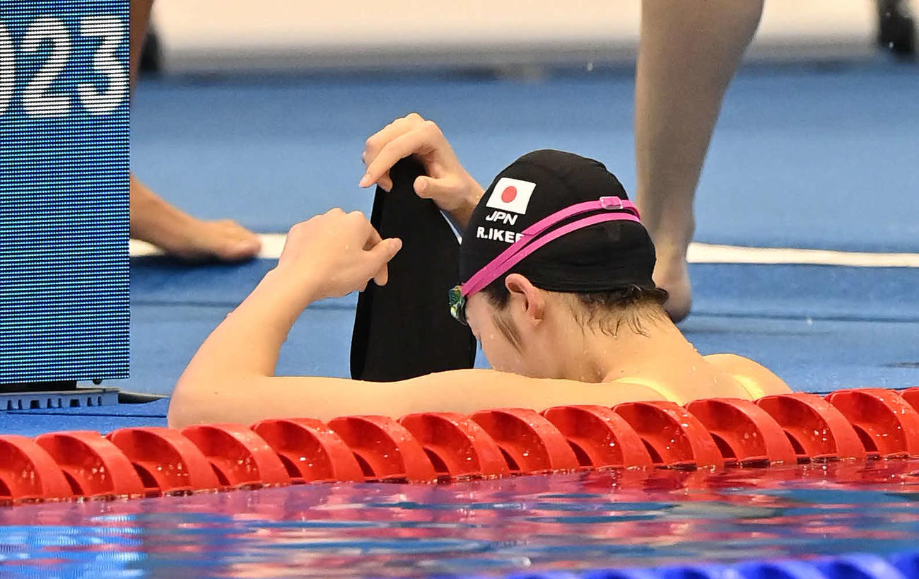 世界水泳2023福岡大会第16日　女子50メートルバタフライ決勝、7着となった池江璃花子は肩を落とす（撮影・岩下翔太）