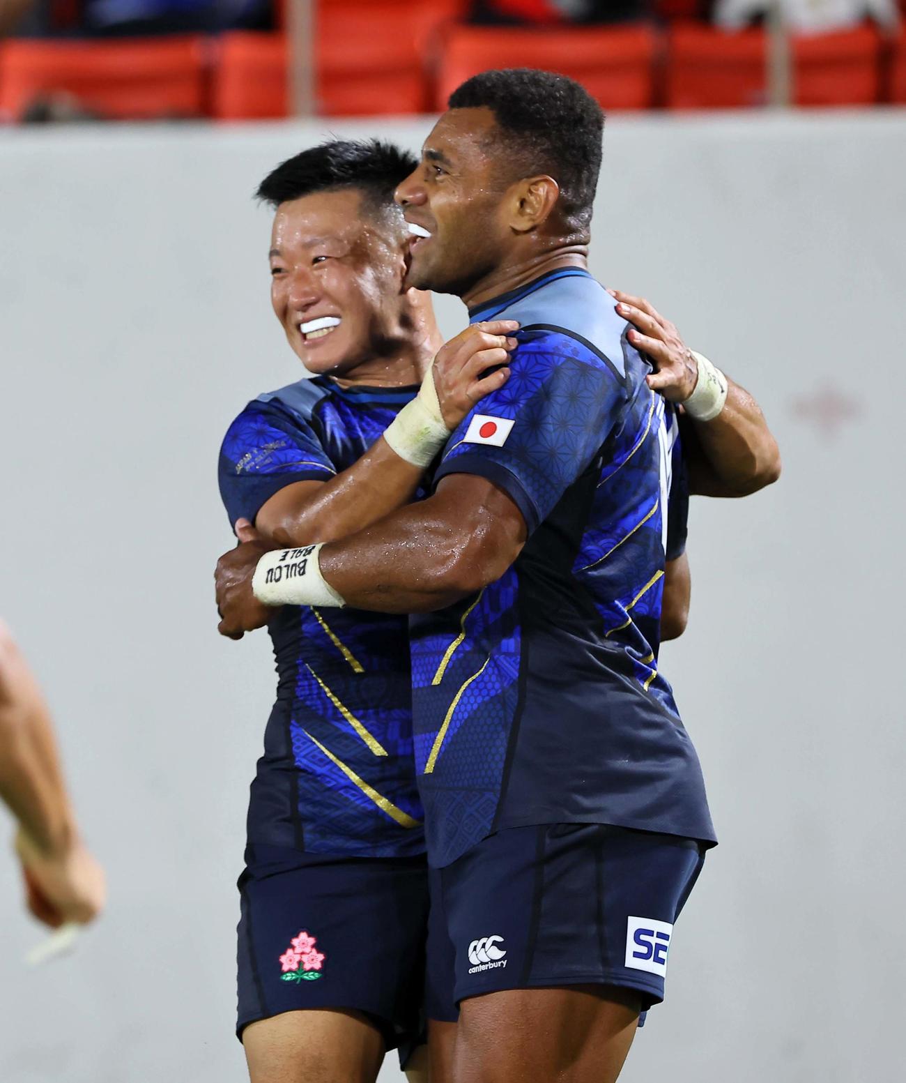 日本対トンガ　前半、WTBナイカブラ（右）は左隅にトライを決め笑顔を見せる（撮影・上田博志）