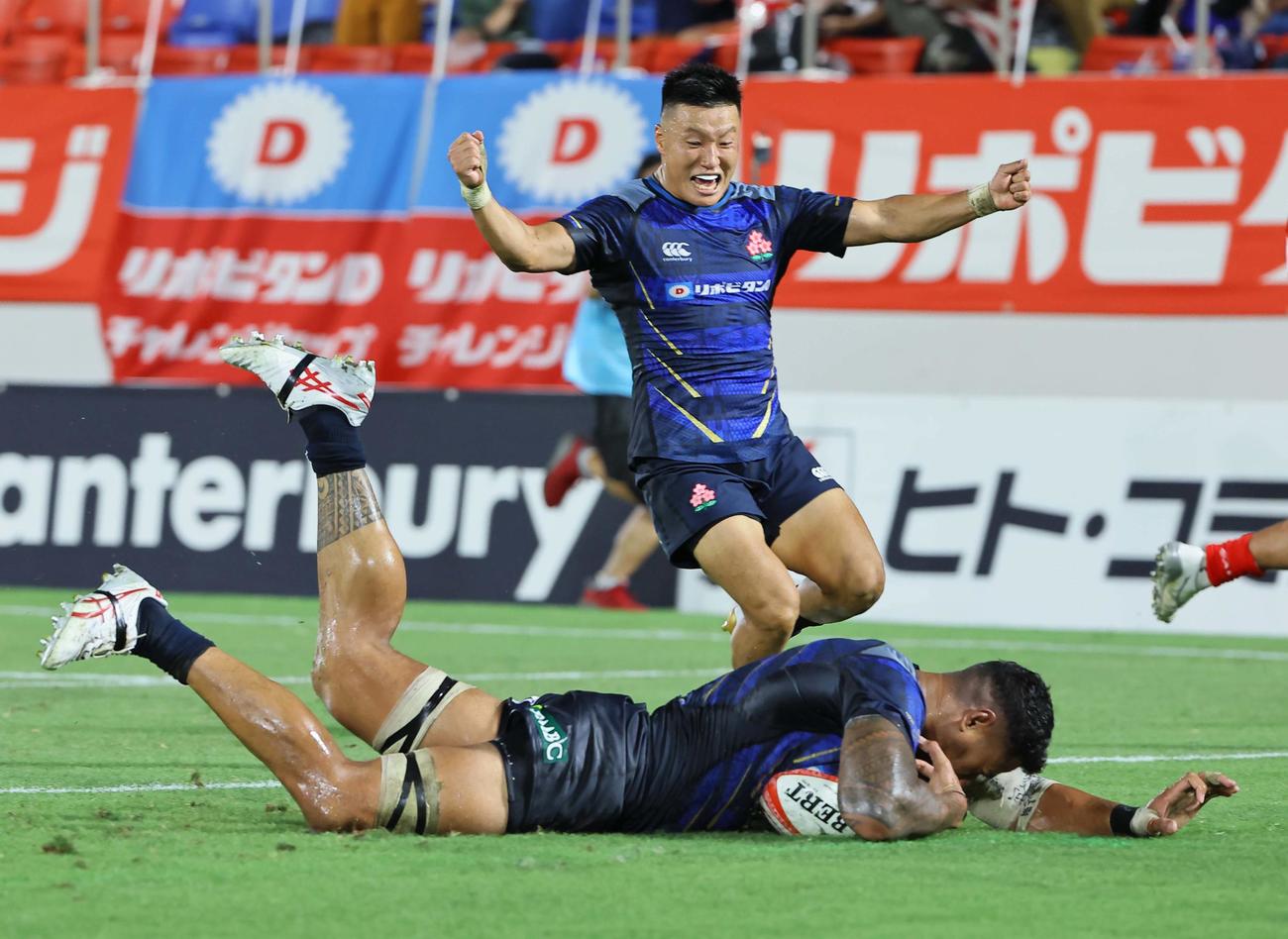 日本対トンガ　前半、こぼれ球に飛び込みトライを決めるロックのファカタヴァ（撮影・上田博志）