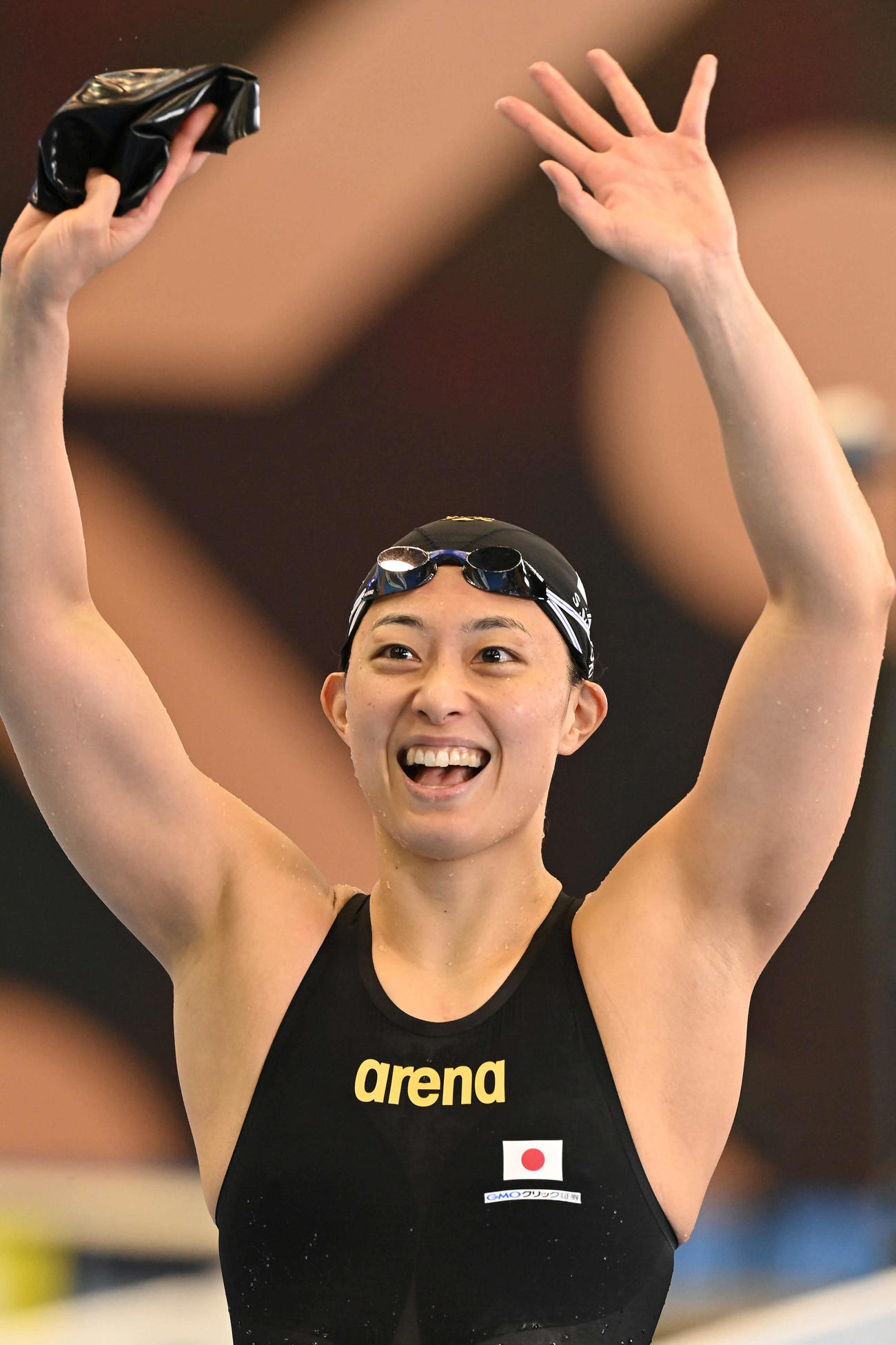 世界水泳2023福岡大会第16日　女子50メートル平泳ぎ準決勝、決勝進出を決めた鈴木聡美は笑顔で引き揚げる（撮影・岩下翔太）