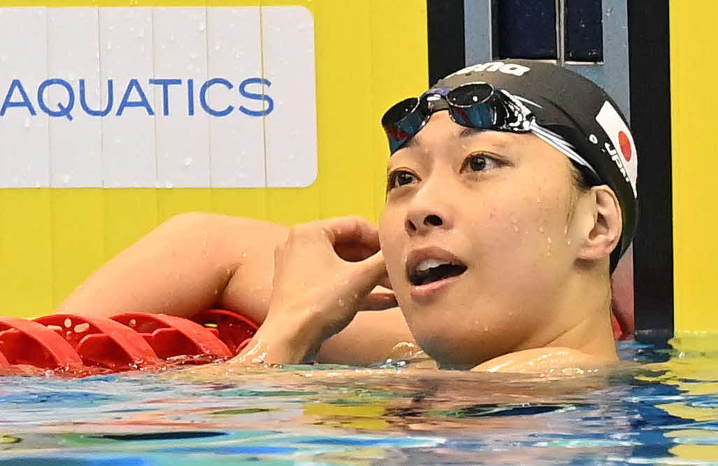 世界水泳2023福岡大会第16日　女子50メートル平泳ぎ準決勝、電光掲示板を見つめる鈴木聡美（撮影・岩下翔太）