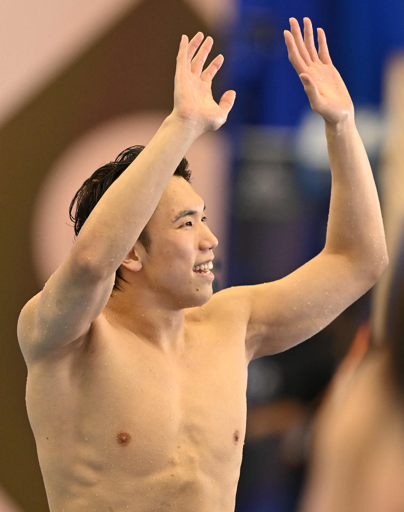 世界水泳2023福岡大会第16日　男子100メートルバタフライ決勝、競技を終えて観客に笑顔で手を振りながら引き揚げる松元克央（撮影・岩下翔太）