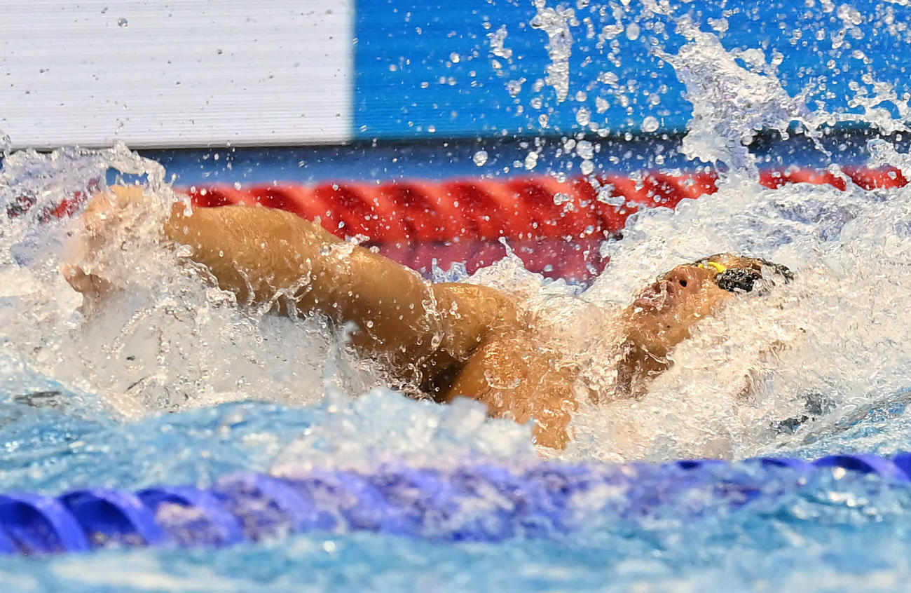 世界水泳2023福岡大会第16日　男子50メートル背泳ぎ準決勝で力泳する川本武史（撮影・岩下翔太）