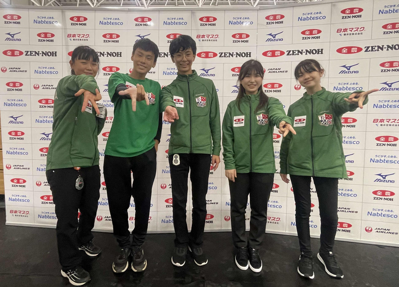 カーリング全日本中学生選手権で快進撃を披露した東京都協会の左から中村柚稀、武智彩人、宮本満、松浦真里奈、北和芽の各選手