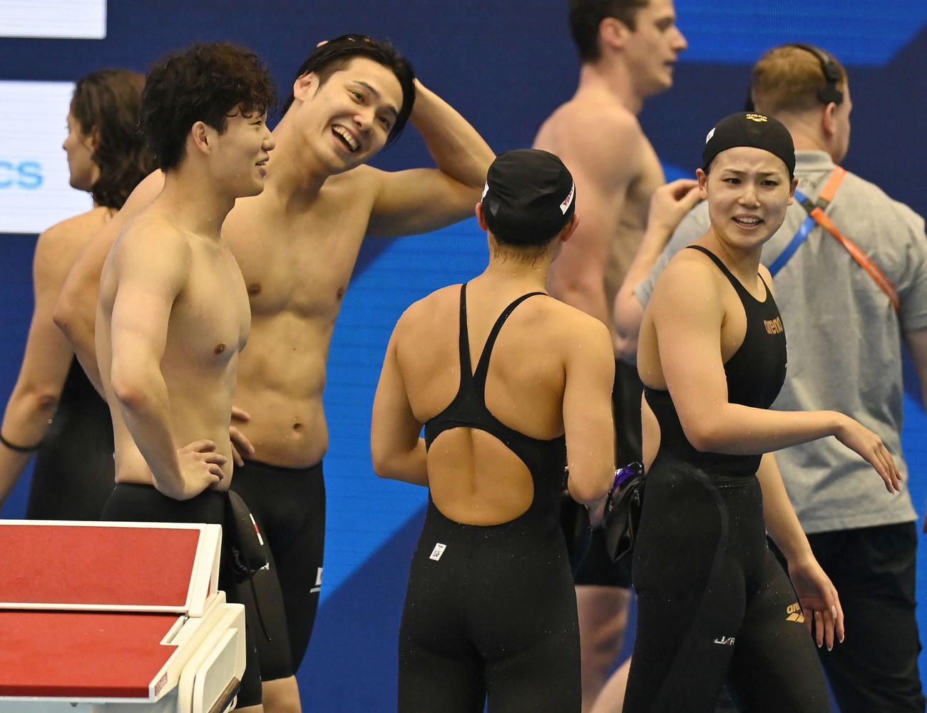 世界水泳2023福岡大会第16日　混合4×100メートルリレー決勝を終えて引き揚げる、左から五味智信、中村克、神野ゆめ、池本凪沙（撮影・岩下翔太）