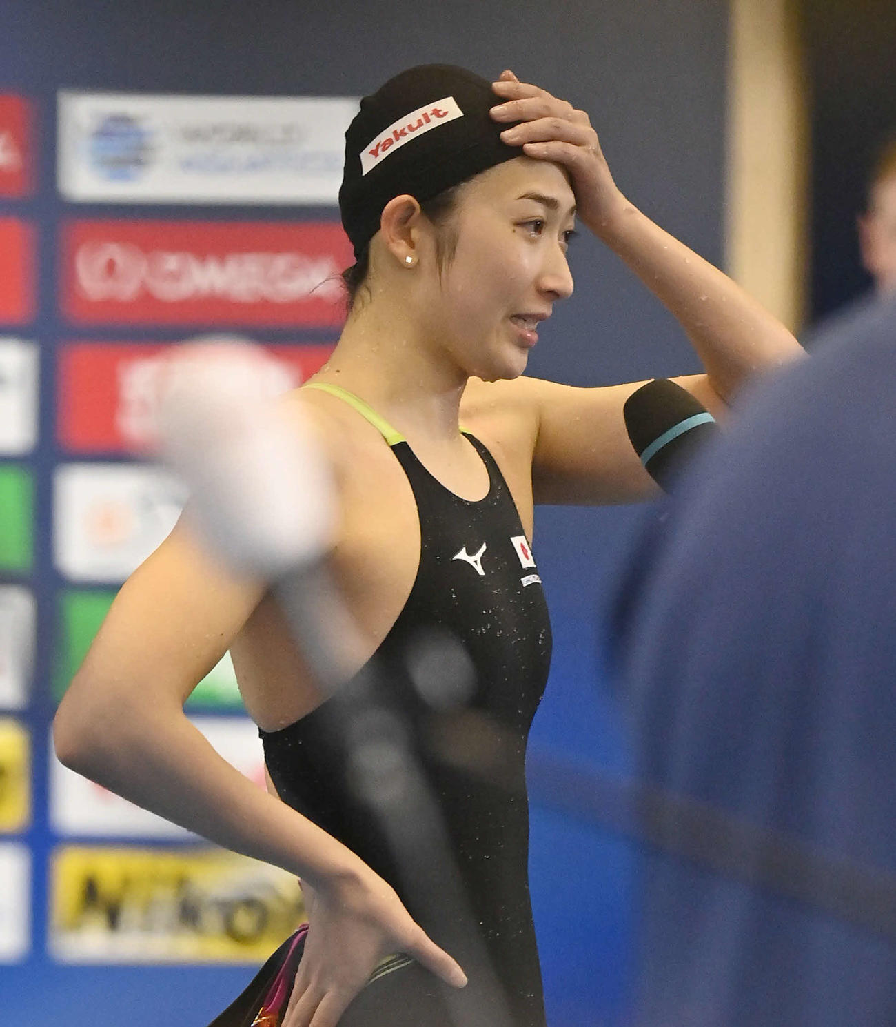 世界水泳2023福岡大会第16日　女子50メートルバタフライ決勝、7着となった池江璃花子は目を潤ませながらインタビューを受ける（撮影・岩下翔太）
