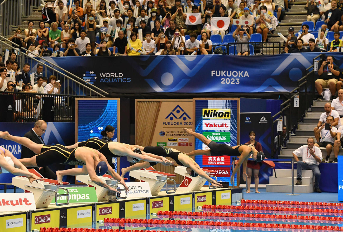 世界水泳2023福岡大会第16日　女子50メートルバタフライ決勝、スタートをきる池江璃花子（右から2人目）（撮影・岩下翔太）