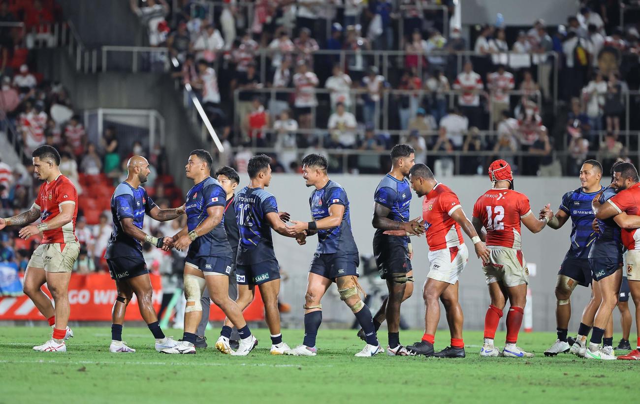 日本対トンガ　試合終了後、握手を交わす日本とトンガの両フィフティーン（撮影・上田博志）