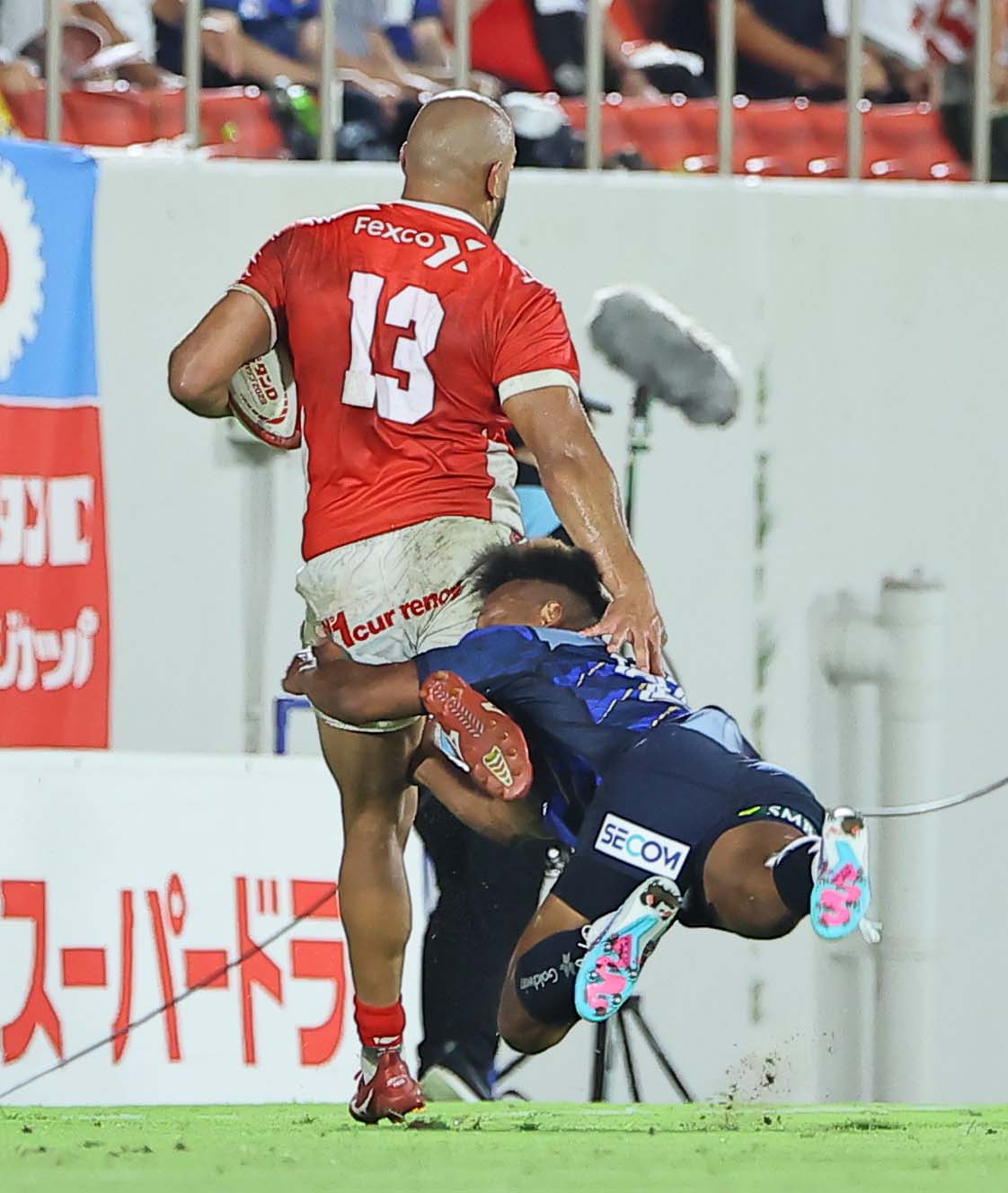 日本対トンガ　後半、独走するトンガ代表CTBタウモエペアウ（左）にタックルするFB松島（撮影・上田博志）