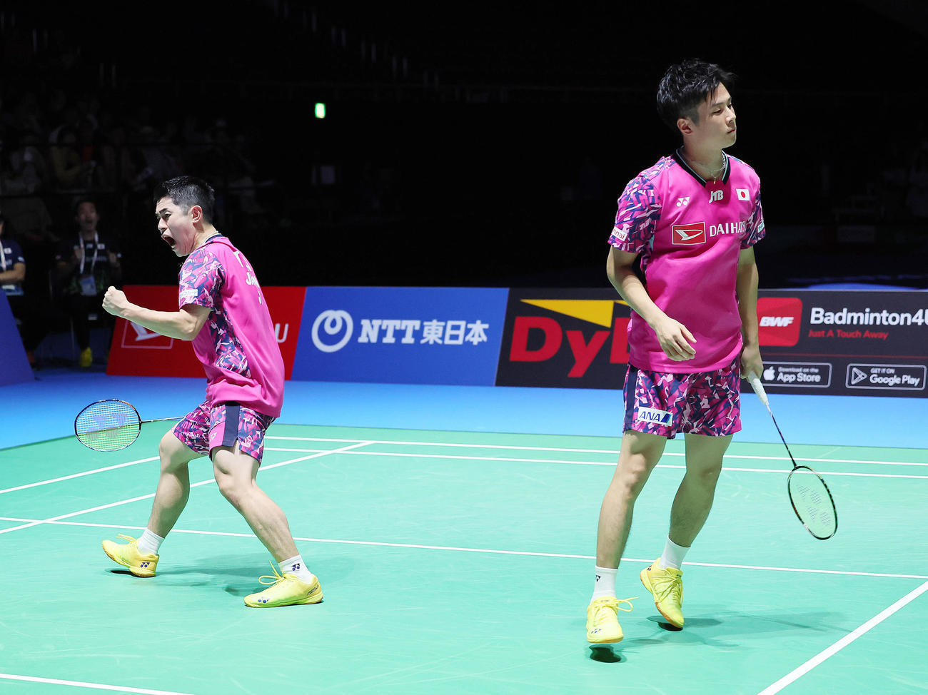 男子ダブルス決勝　第2G、得点し喜ぶ保木（左）、小林組（撮影・足立雅史）