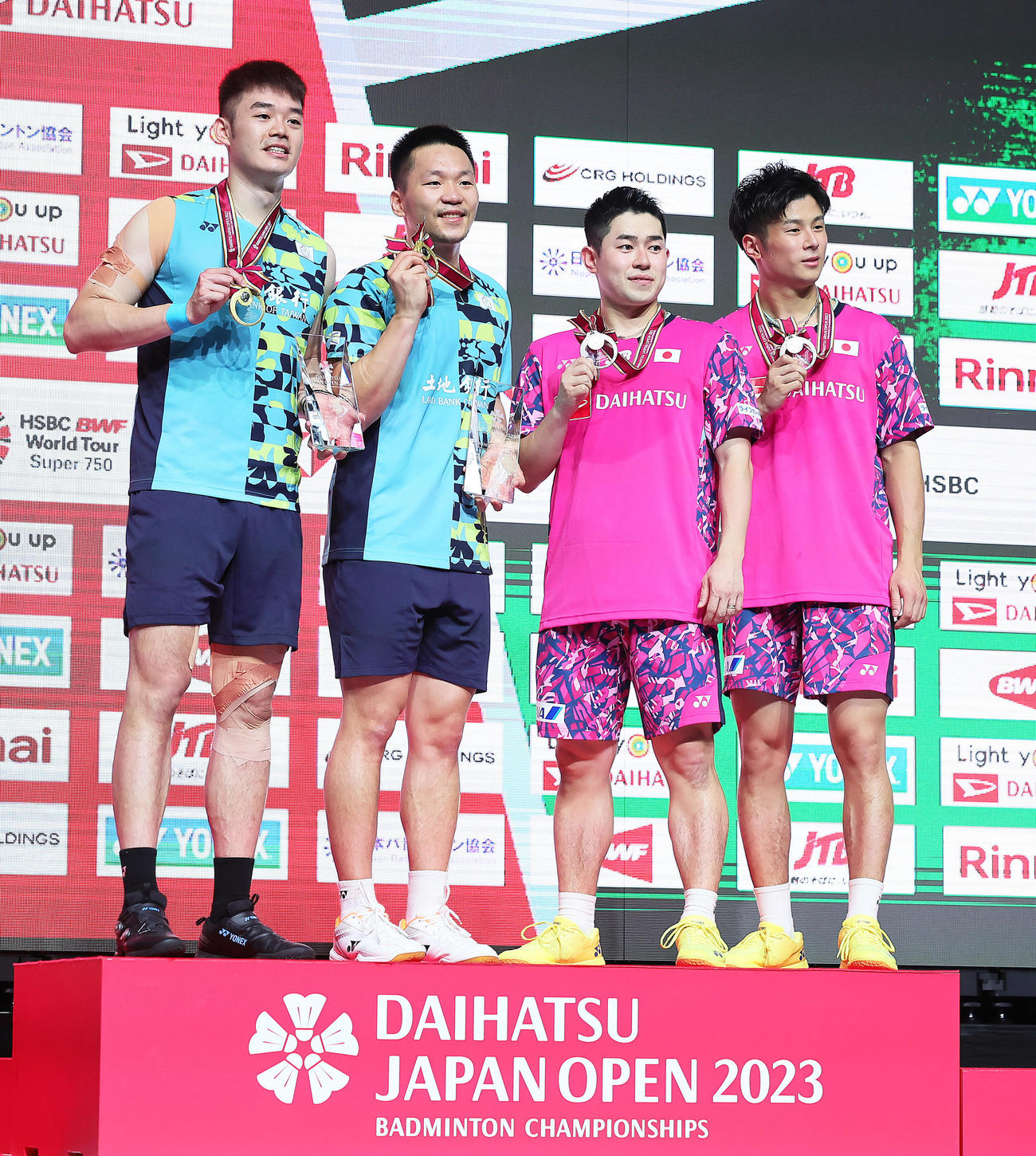 表彰式で笑顔を見せる、左から優勝のワン・チーリン、リー・ヤン組、準優勝の保木、小林組（撮影・足立雅史）