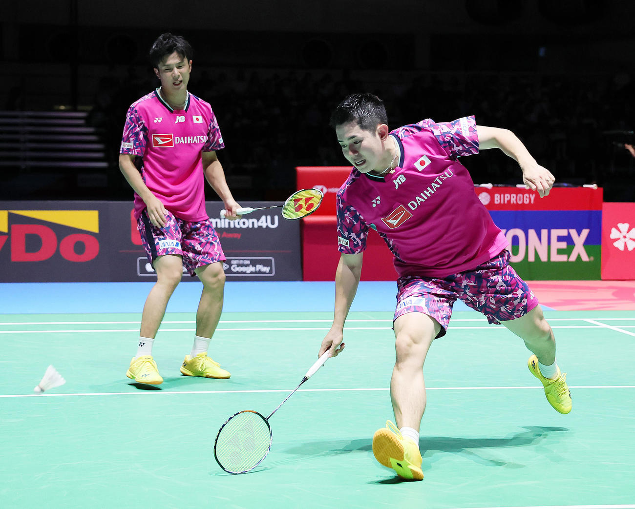 男子ダブルス決勝　第2G、失点する保木（右）、小林組（撮影・足立雅史）