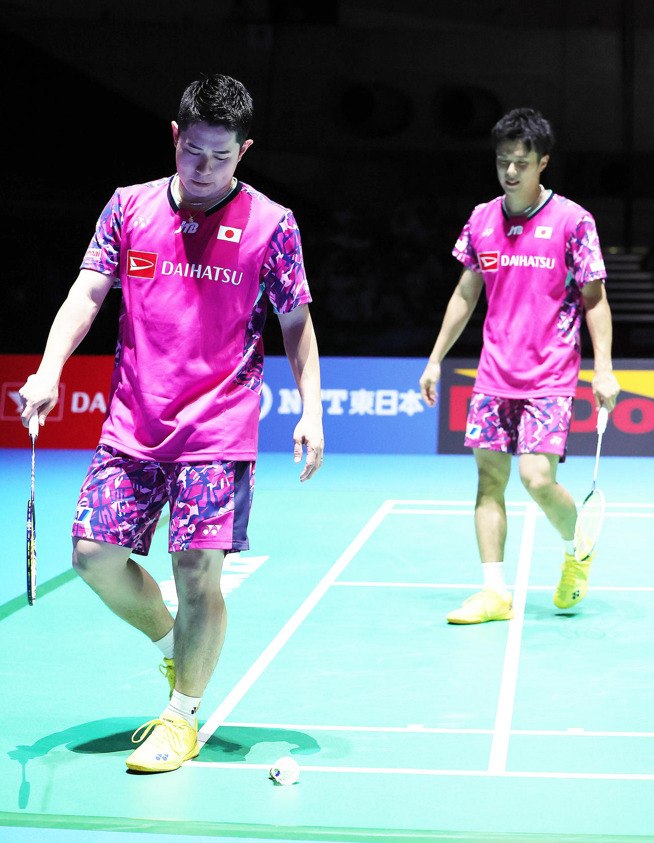 男子ダブルス決勝　第2G、失点する保木（左）、小林組（撮影・足立雅史）