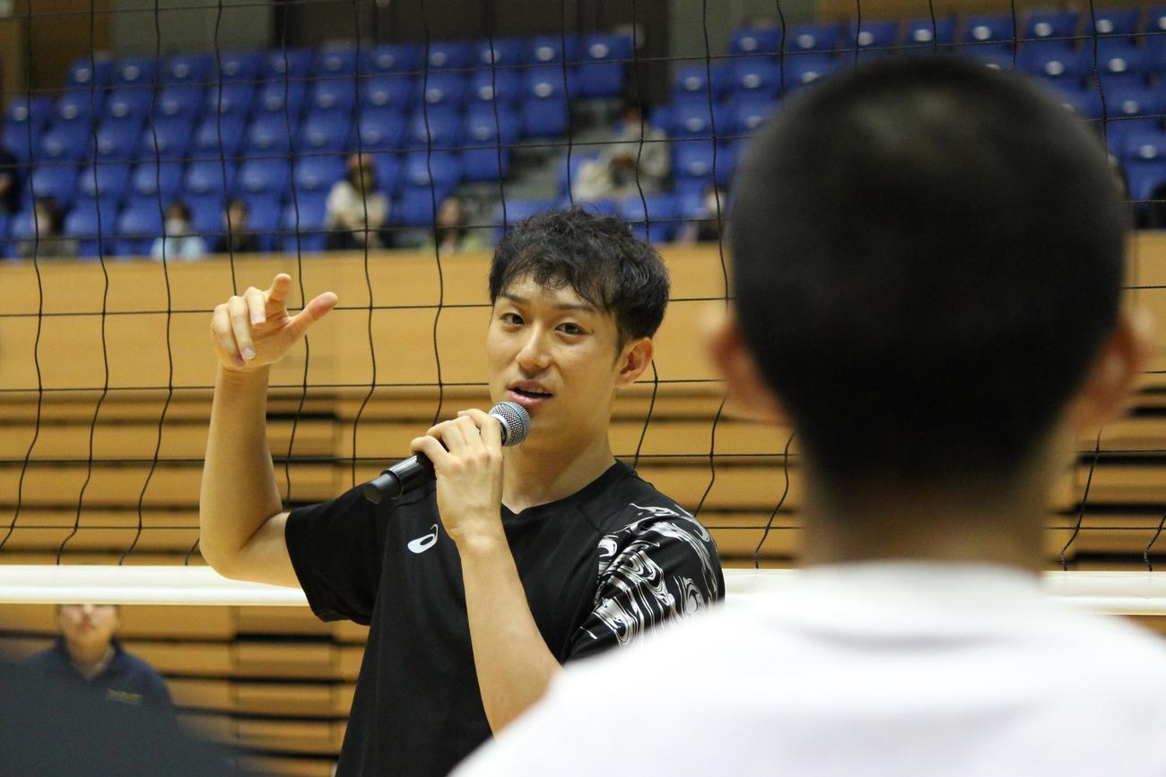 高校生に実技指導する柳田（撮影・勝部晃多）