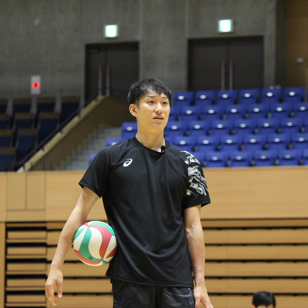高校生のプレーを見つめる柳田（撮影・勝部晃多）
