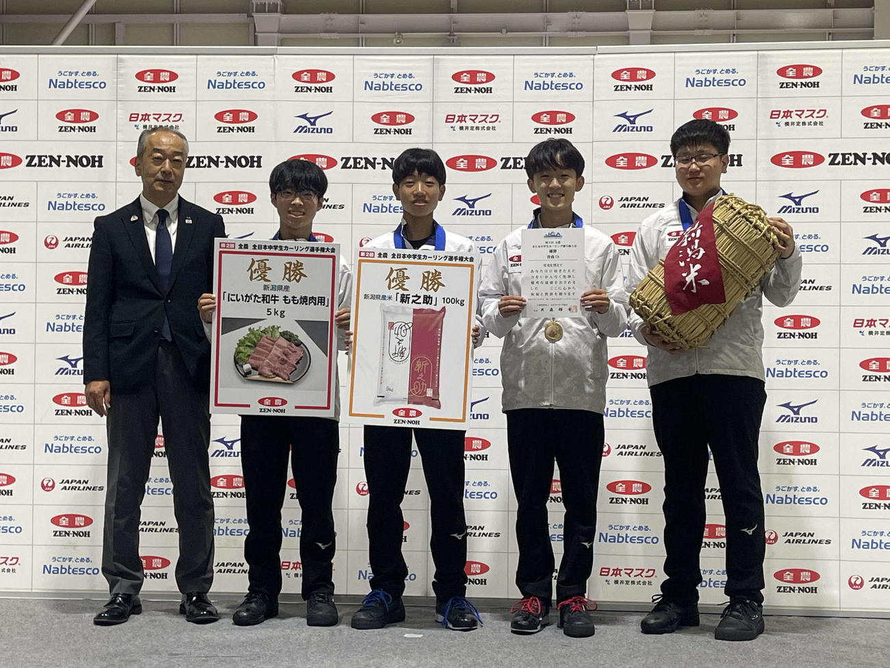 左からJA全農にいがたの安藤稔県本部長と優勝した青森CAの鹿野悠太、柳谷広晴、三上拓仁、三上滉人