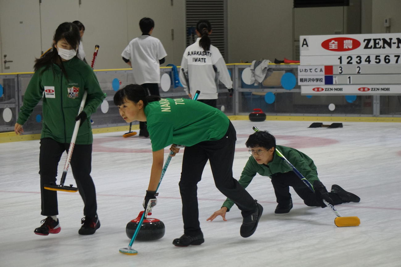 ストーンを投じる東京都協会の宮本（右）