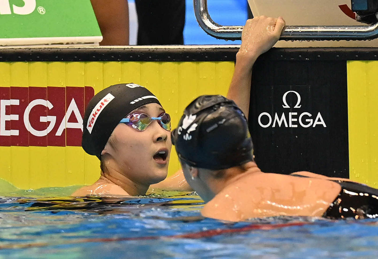 世界水泳2023福岡大会第17日　女子400メートル個人メドレー決勝、8位となった成田実生（左）、右は優勝したサマー・マッキントッシュ（撮影・岩下翔太）