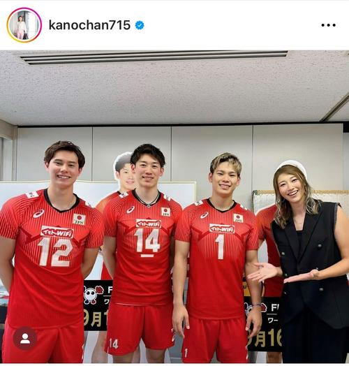 狩野舞子さんが石川祐希、西田有志、高橋藍と笑顔の4ショット
