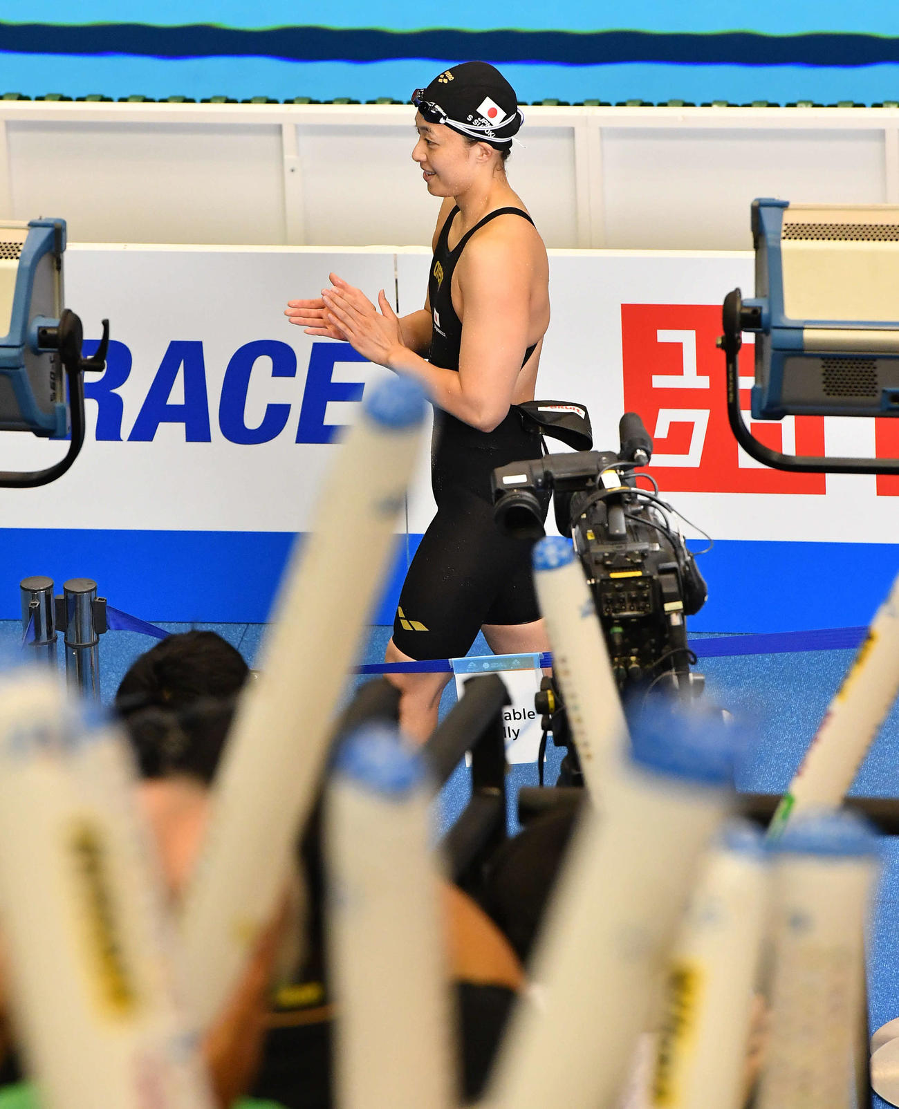 世界水泳2023福岡大会第17日　女子50メートル平泳ぎ決勝を終え、地元・福岡の観客の声援を浴びながら引き揚げる鈴木聡美（撮影・岩下翔太）