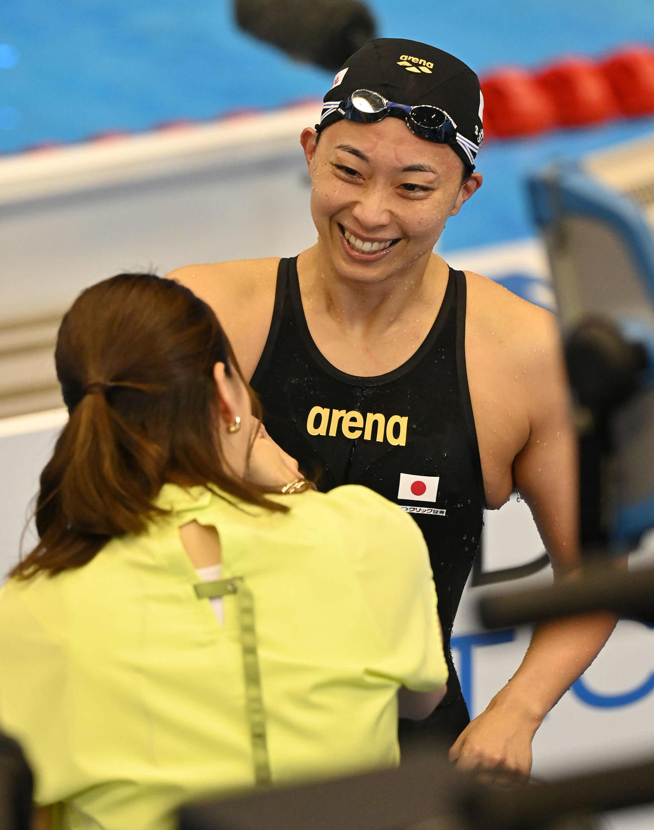 世界水泳2023福岡大会第17日　女子50メートル平泳ぎ決勝を終えて寺川綾さん（左）と笑顔で握手を交わす鈴木聡美（撮影・岩下翔太）