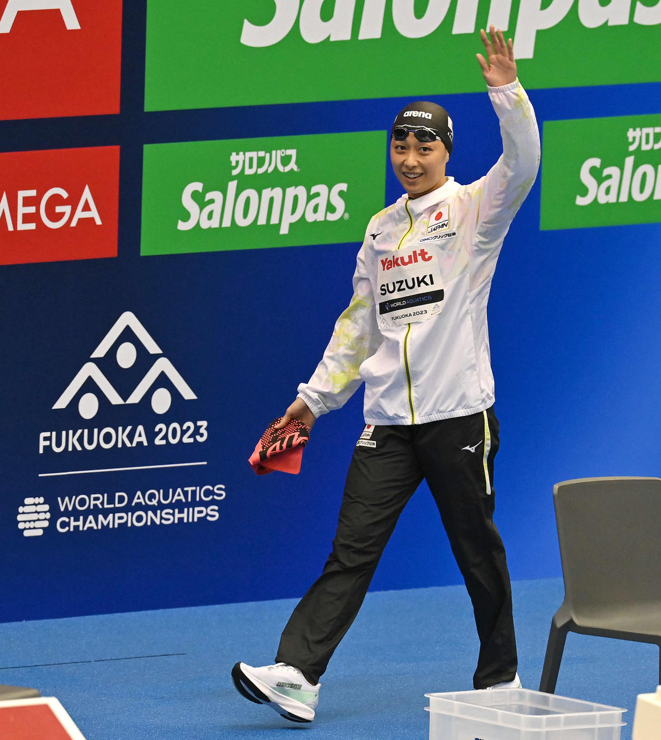 世界水泳2023福岡大会第17日　女子50メートル平泳ぎ決勝、笑顔で入場する鈴木聡美（撮影・岩下翔太）