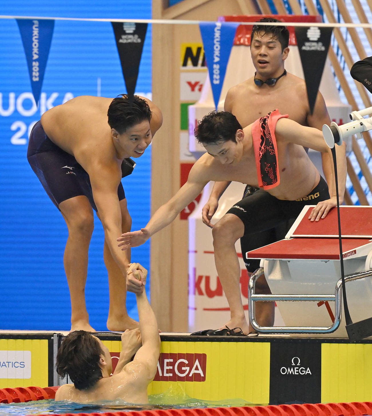 世界水泳2023福岡大会第17日　男子400メートルメドレーリレー決勝を終え、タッチを交わす日本チーム（撮影・岩下翔太）