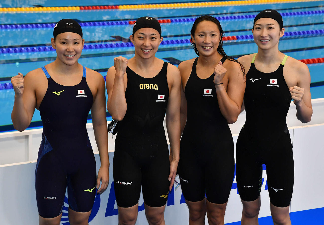 女子400メートルメドレーリレー決勝を終えて記念撮影する、左から白井、鈴木、相馬、池江（撮影・岩下翔太）