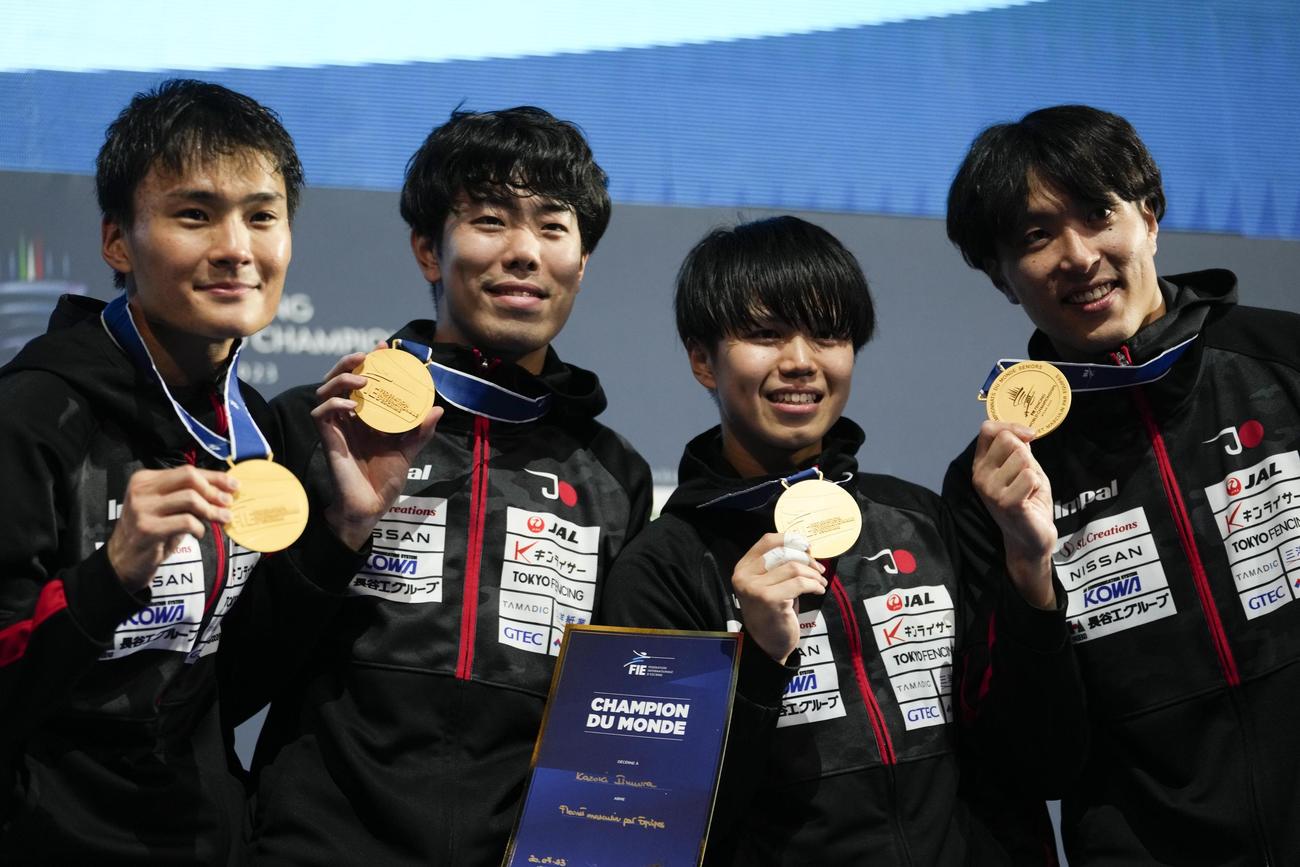 金メダルを掲げる日本代表。左から主将の松山恭助、敷根崇裕、飯村一輝、鈴村健太（AP）
