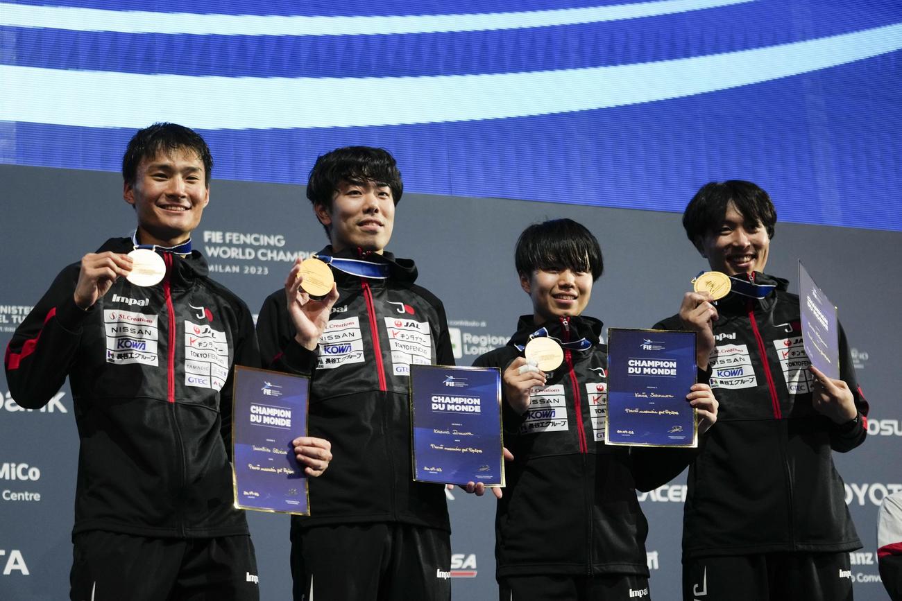 金メダルを掲げる日本代表。左から主将の松山恭助、敷根崇裕、飯村一輝、鈴村健太（AP）