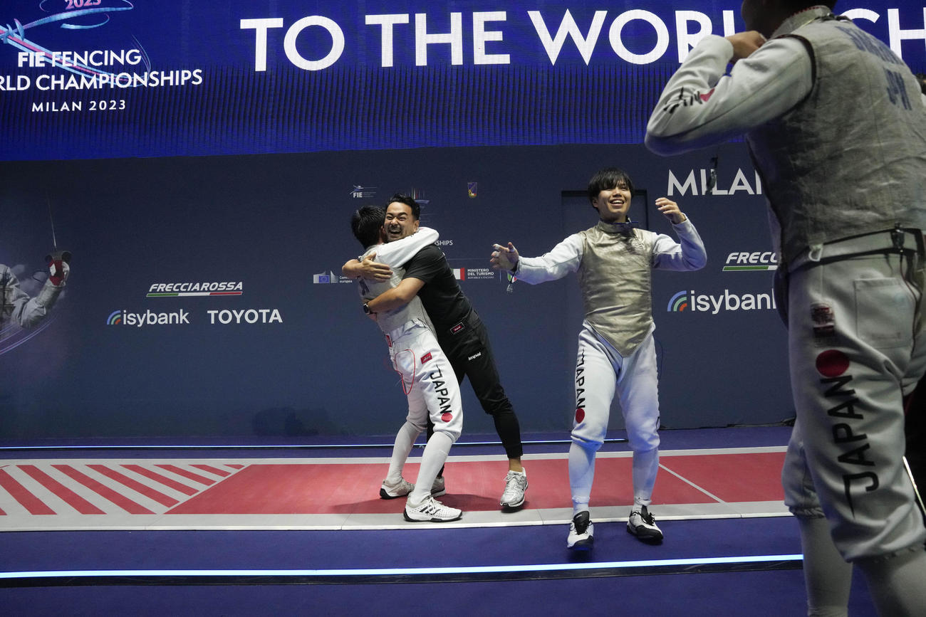 優勝を喜び合う日本代表(AP)