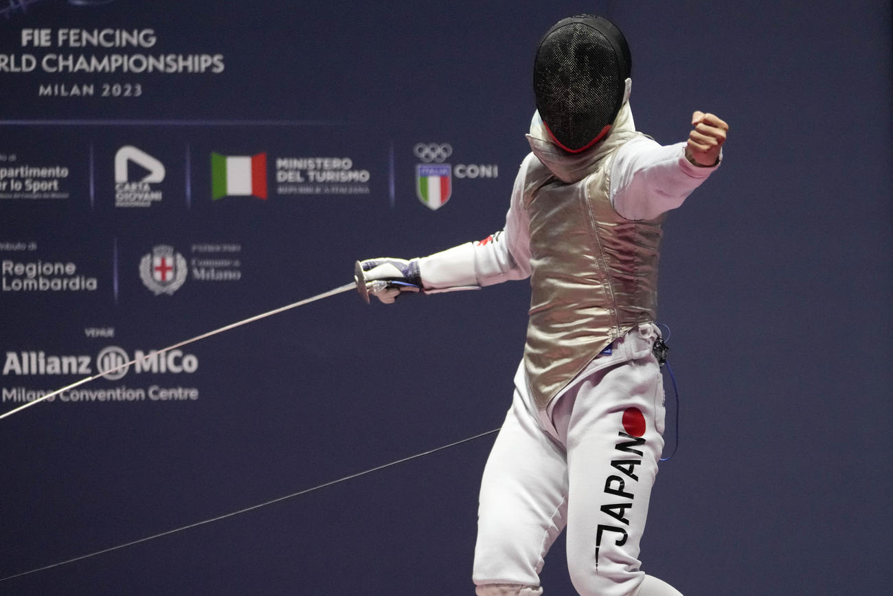 男子フルーレ決勝で、中国選手と対戦して喜ぶ日本の飯村一輝（AP）