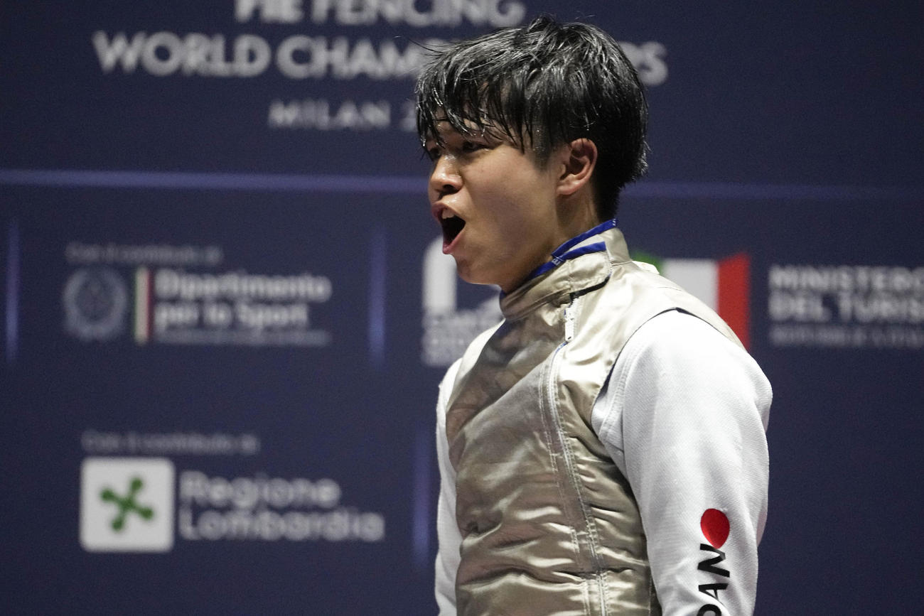 決勝でほえて喜ぶ飯村一輝（AP）