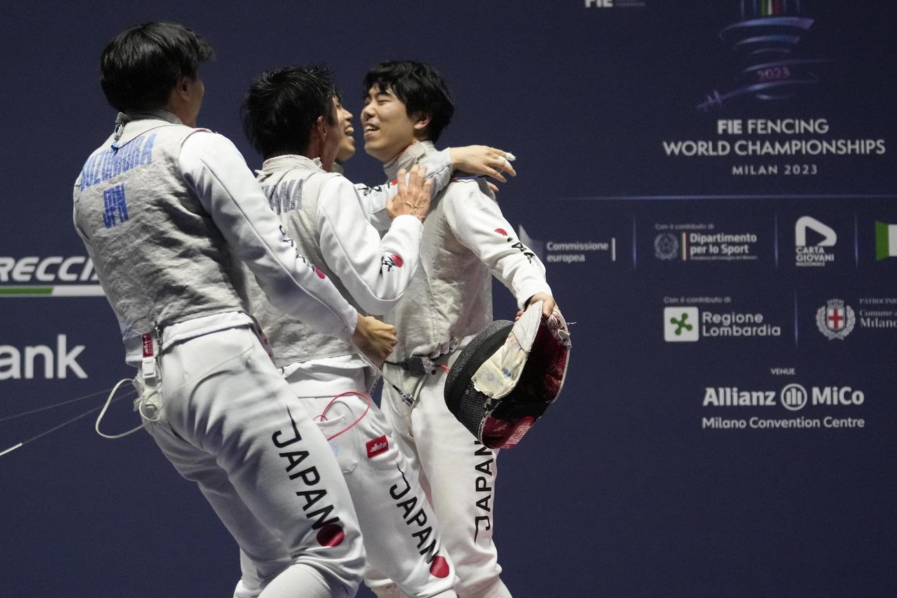 勝利を収めた後、抱きあって喜ぶ日本代表（AP）