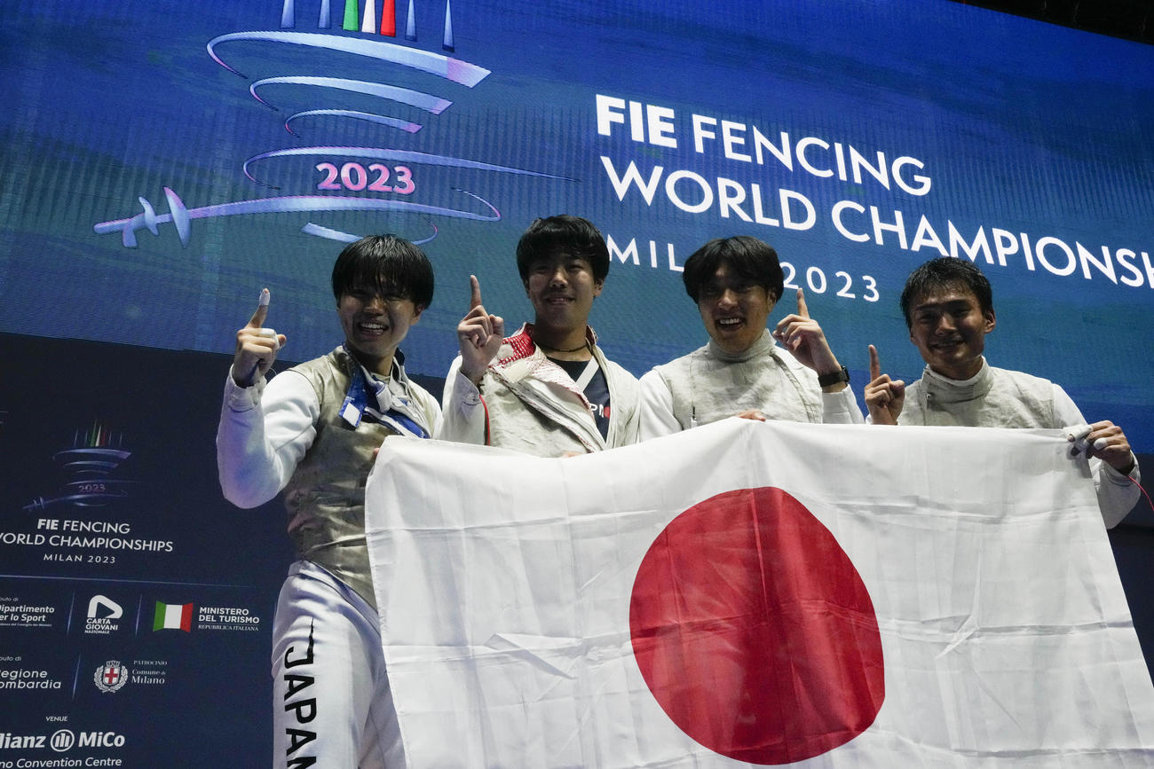 日の丸を手にして優勝を喜ぶ日本代表チーム(AP)