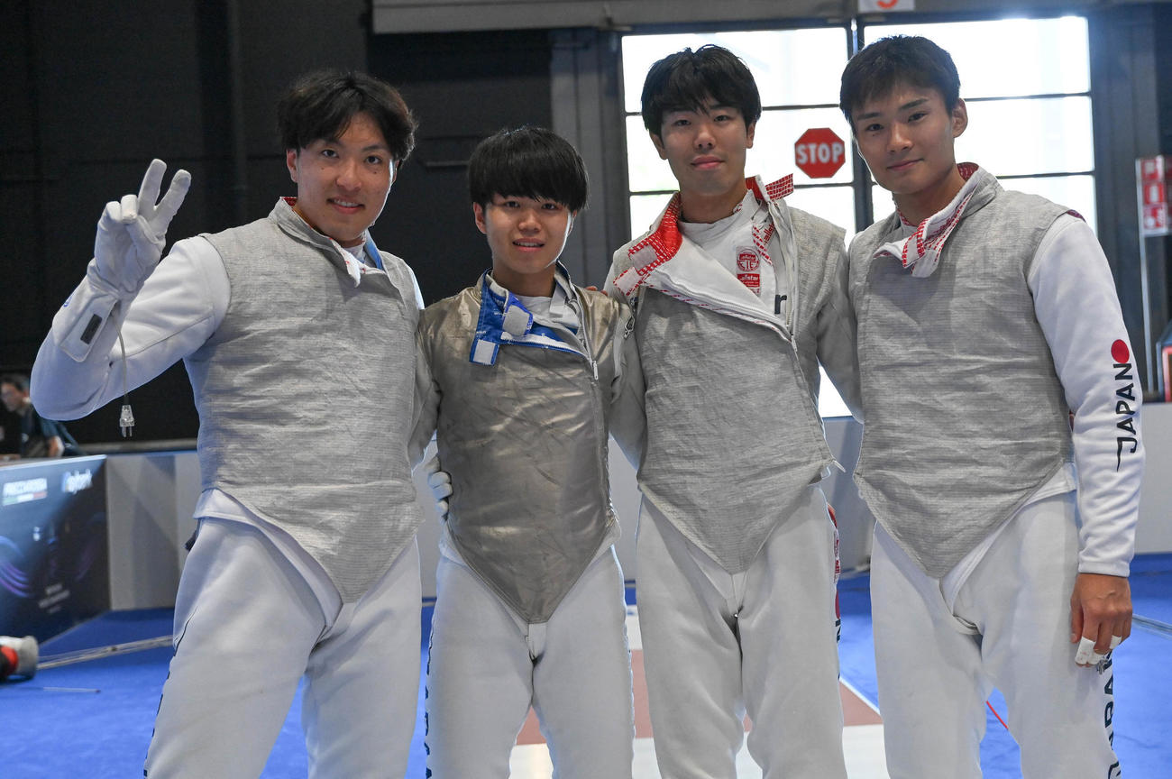 フェンシング世界選手権の男子フルーレ団体で日本史上最高の銀メダル以上を確定させた日本代表。左から鈴村健太、飯村一輝、敷根崇裕、主将の松山恭助（C）日本協会／Augusto Bizzi／FIE