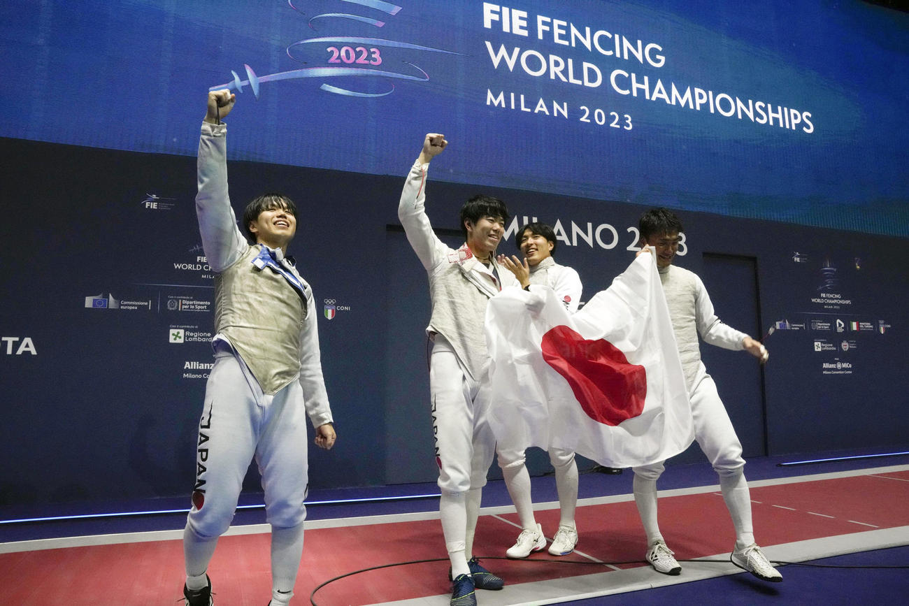 フェンシングの世界選手権男子フルーレ団体で金メダルを獲得した日本チーム＝ミラノ（AP＝共同）
