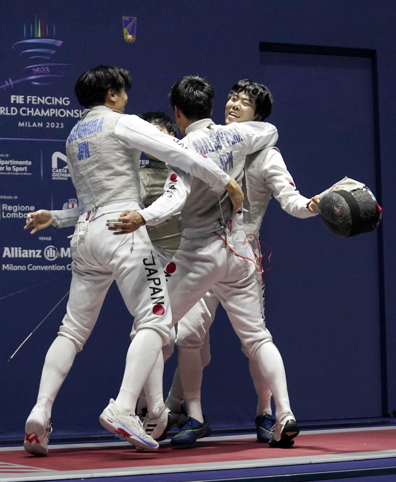 フェンシングの世界選手権男子フルーレ団体で優勝し喜ぶ日本チーム＝ミラノ（ゲッティ＝共同）
