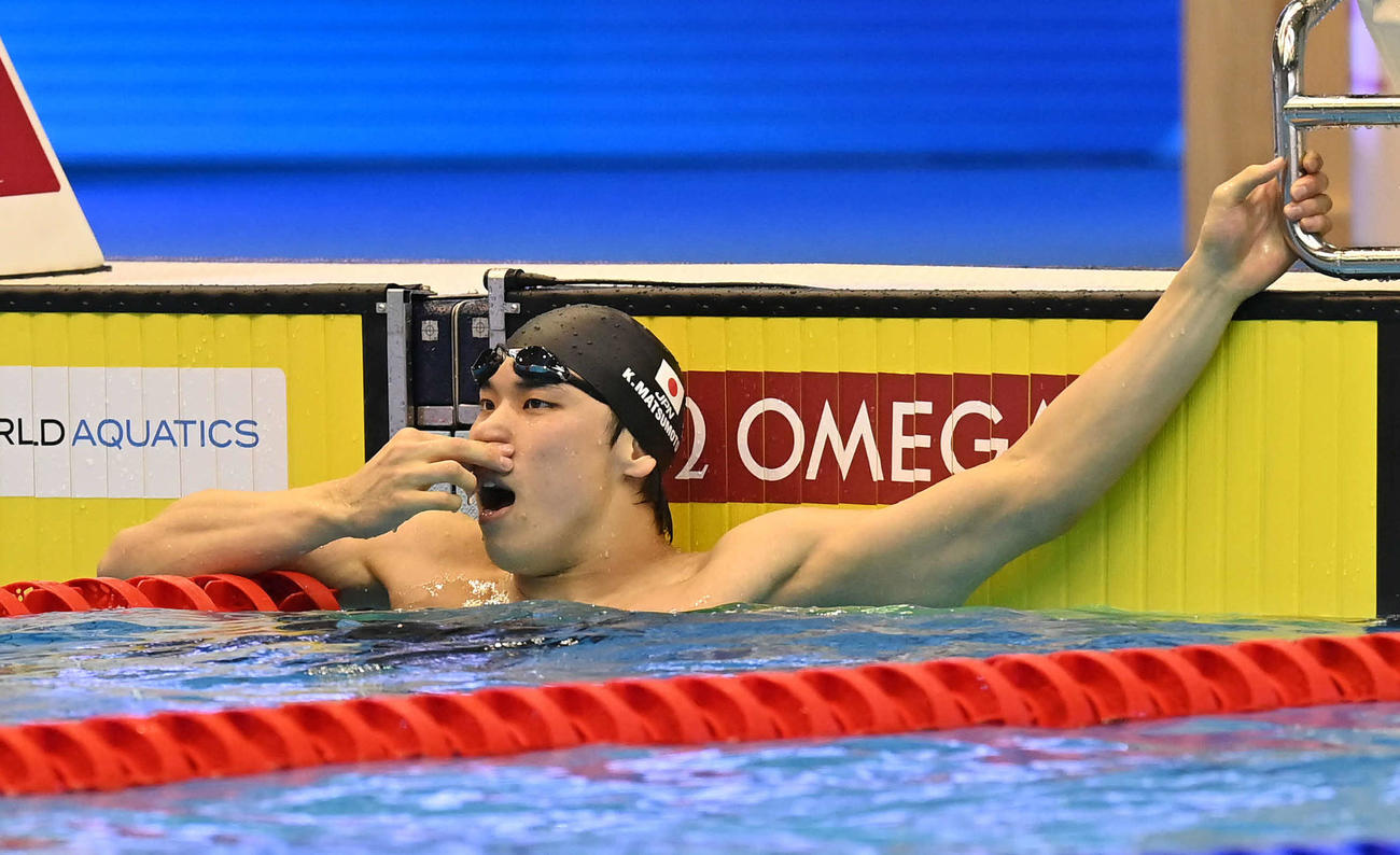 男子100メートルバタフライ決勝　6着となった松元は悔しそうな表情を見せる（2023年7月29日撮影）
