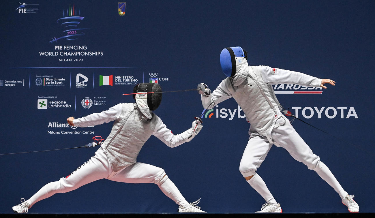 フェンシング世界選手権の男子フルーレ団体決勝で松山恭助（左）は中国選手からポイントを奪う（C）日本協会／Augusto Bizzi／FIE