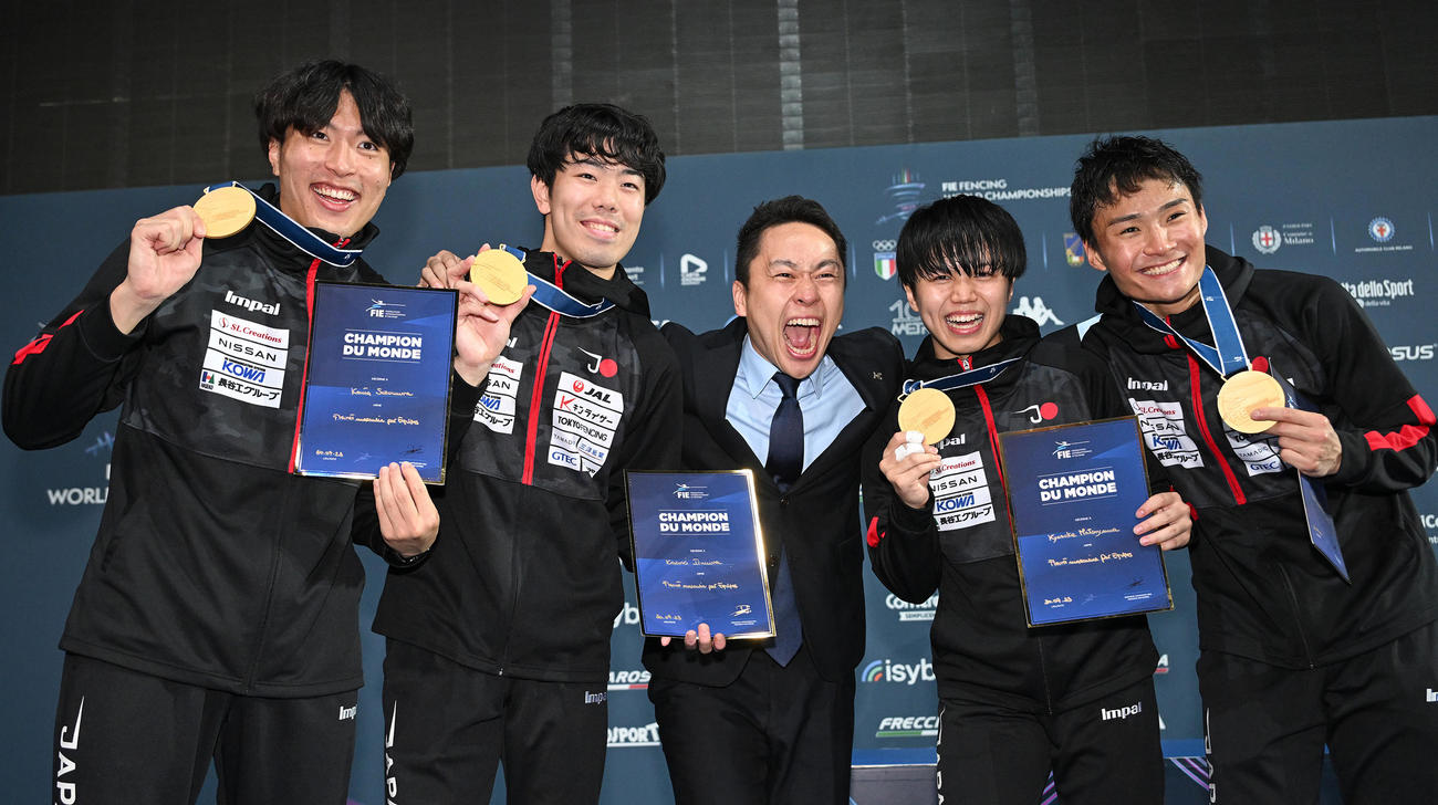フェンシング世界選手権の男子フルーレ団体で初の金メダルを獲得し、レジェンド太田雄貴氏（中央）と喜ぶ日本代表。左から鈴村健太、敷根崇裕、1人おいて飯村一輝、松山恭助（C）日本協会