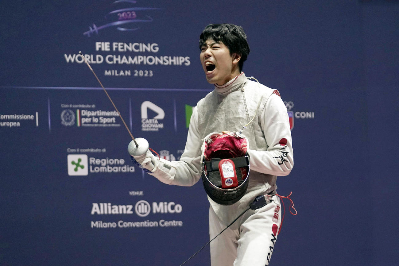 フェンシングの世界選手権男子フルーレ団体で優勝し、喜ぶ日本の敷根（ゲッティ＝共同）