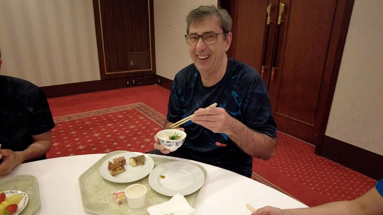 箸を使って食事するブラン監督（C）JVA