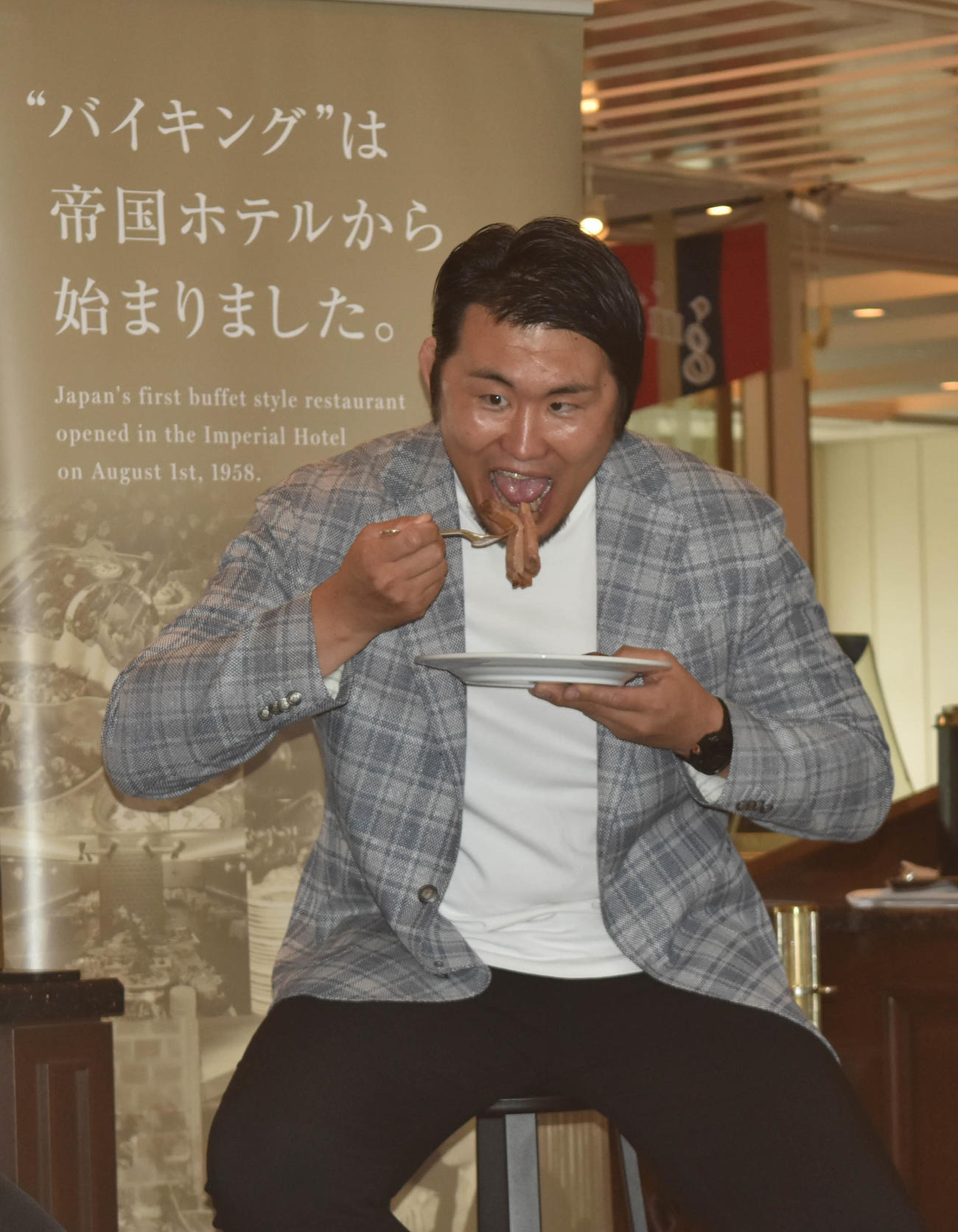 “バイキング”誕生65周年＆リニューアルオープン記念セレモニーに出席し、ローストビーフを試食するラグビー日本代表応援サポーターの真壁伸弥