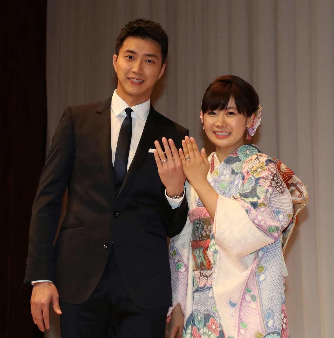 16年9月、結婚会見で指輪を披露する福原愛さん（右）と江宏傑氏