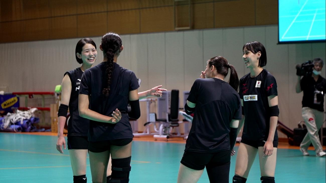 コミュニケーションを取る選手たち。左から古賀、宮部、西村、和田（C）JVA