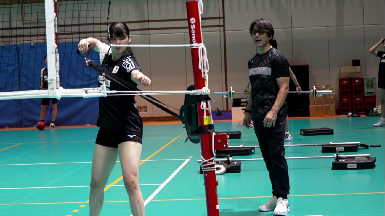 トレーナーから指導を受ける山田（C）JVA