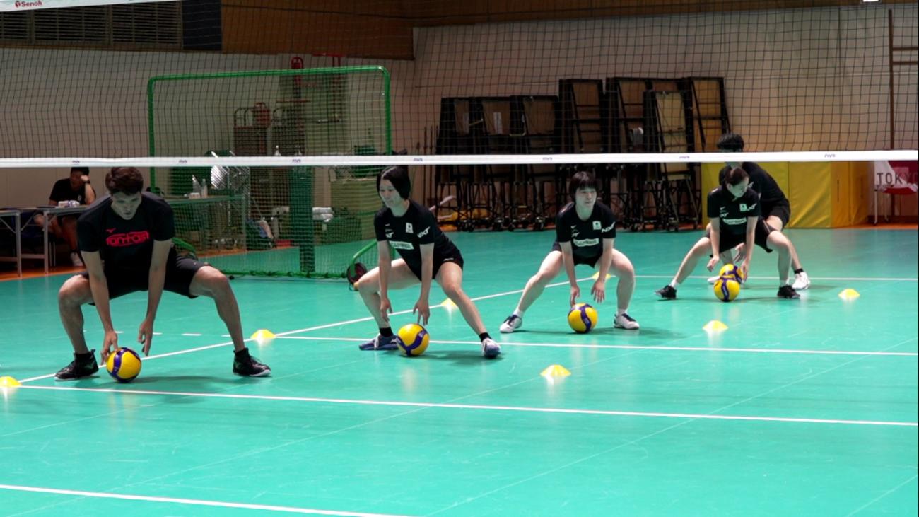 ウエートトレーニングする選手たち。左から目黒、福留、西村（C）JVA