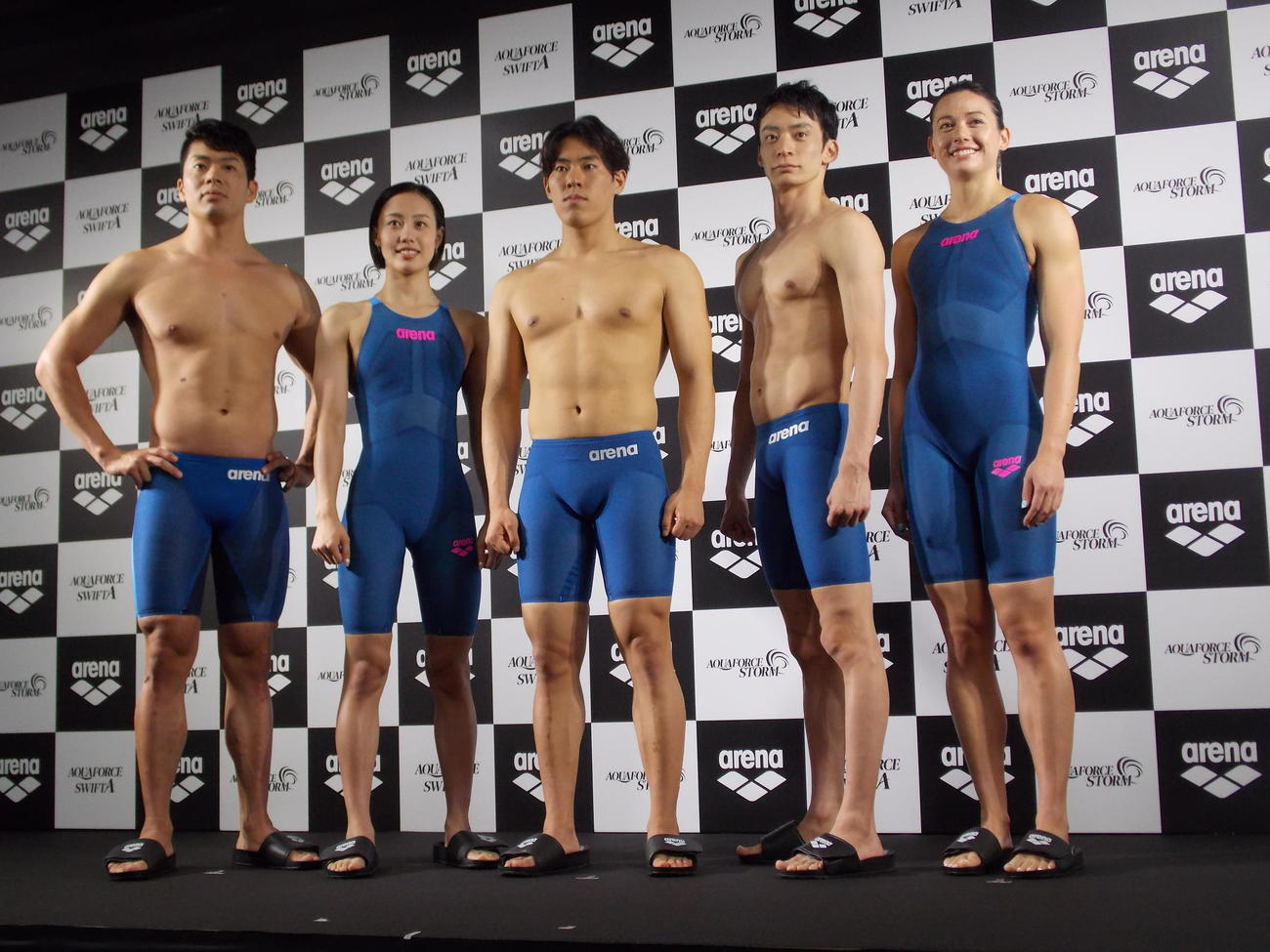 アリーナの新水着を着用し、笑顔を見せる右からシボーン・バーナデット・ホーヒー、入江陵介、本多灯、今井月、水沼尚輝（撮影・松本航）